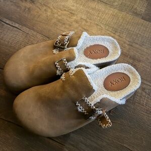 Roxy Tan Cozy Slippers